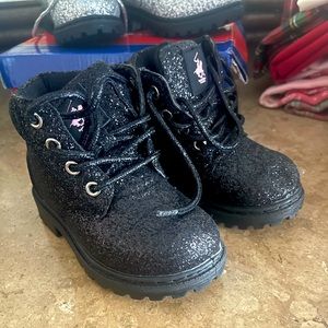 Never worn size 7 toddler glitter black boots
